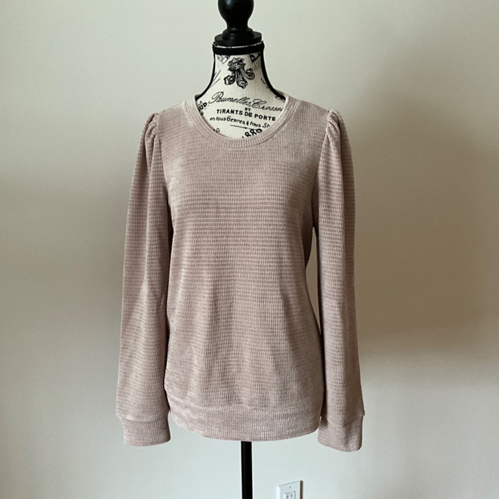NWT Chenault Women Beige crew neck sweater in Size L. Bishop sleeves